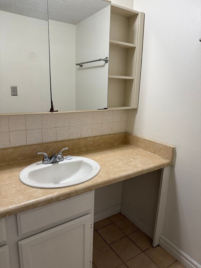 Building Photo - LEASE NOW AND ENJOY 50% OFF 2ND MONTH! Loc...