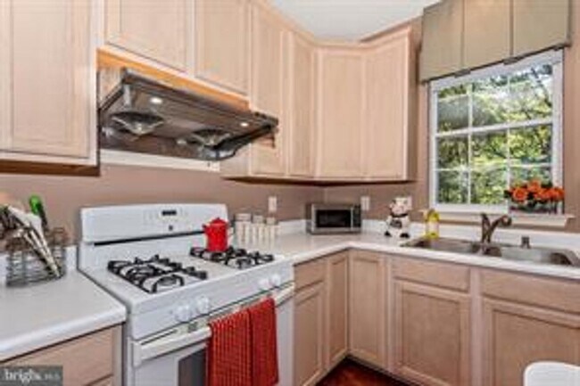 Building Photo - WELL MAINTAINED TOWNHOUSE WITH ONE CAR GARAGE, DECK,