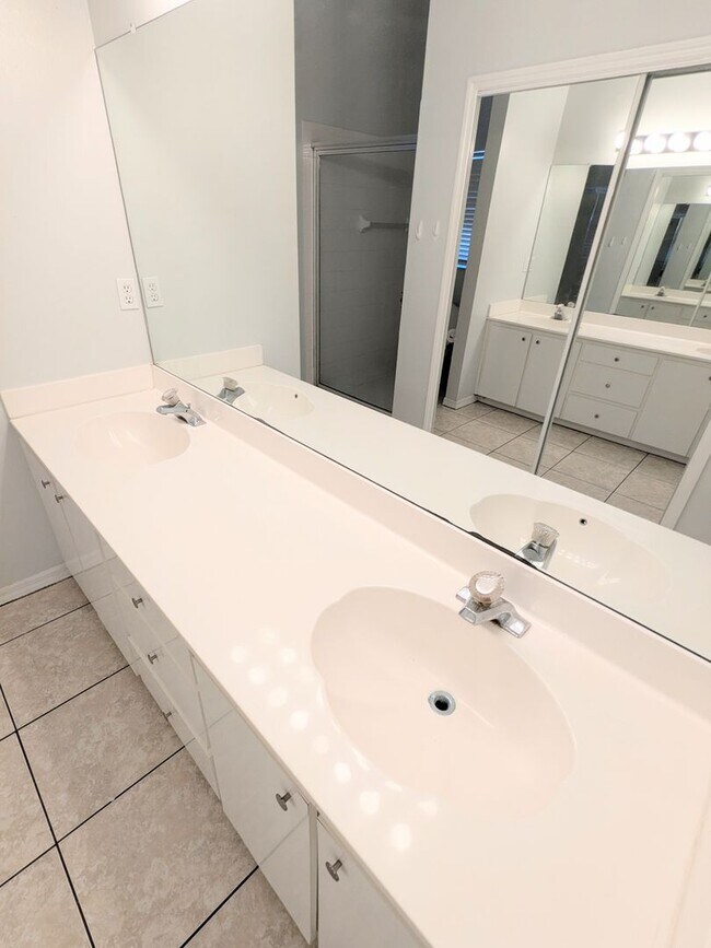 Building Photo - Welcome to Your Next Home in Port Orange!