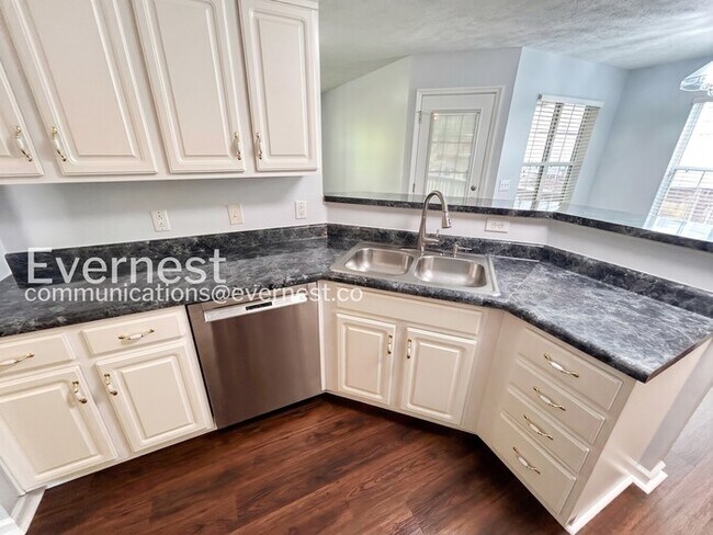 Building Photo - 3-Bed/2-Bath Home with Attached Garage/ Available Now!