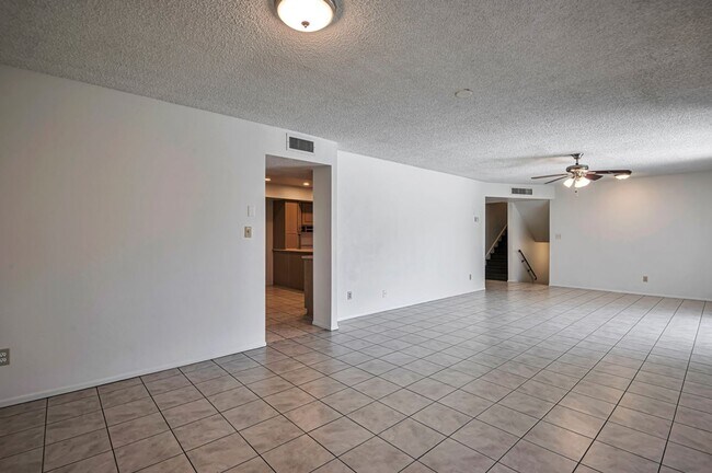 Building Photo - 6 Bedroom 3.5 Bath, Large Pool and Backyard