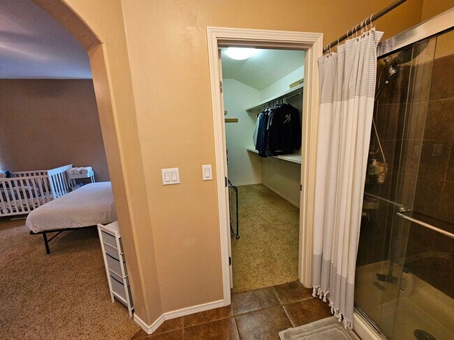 Building Photo - Spacious Golf Course Area Home with 4 Bedr...
