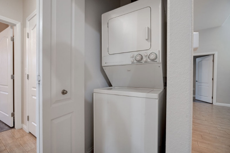 Building Photo - 2305 W Horizon Ridge Pkwy