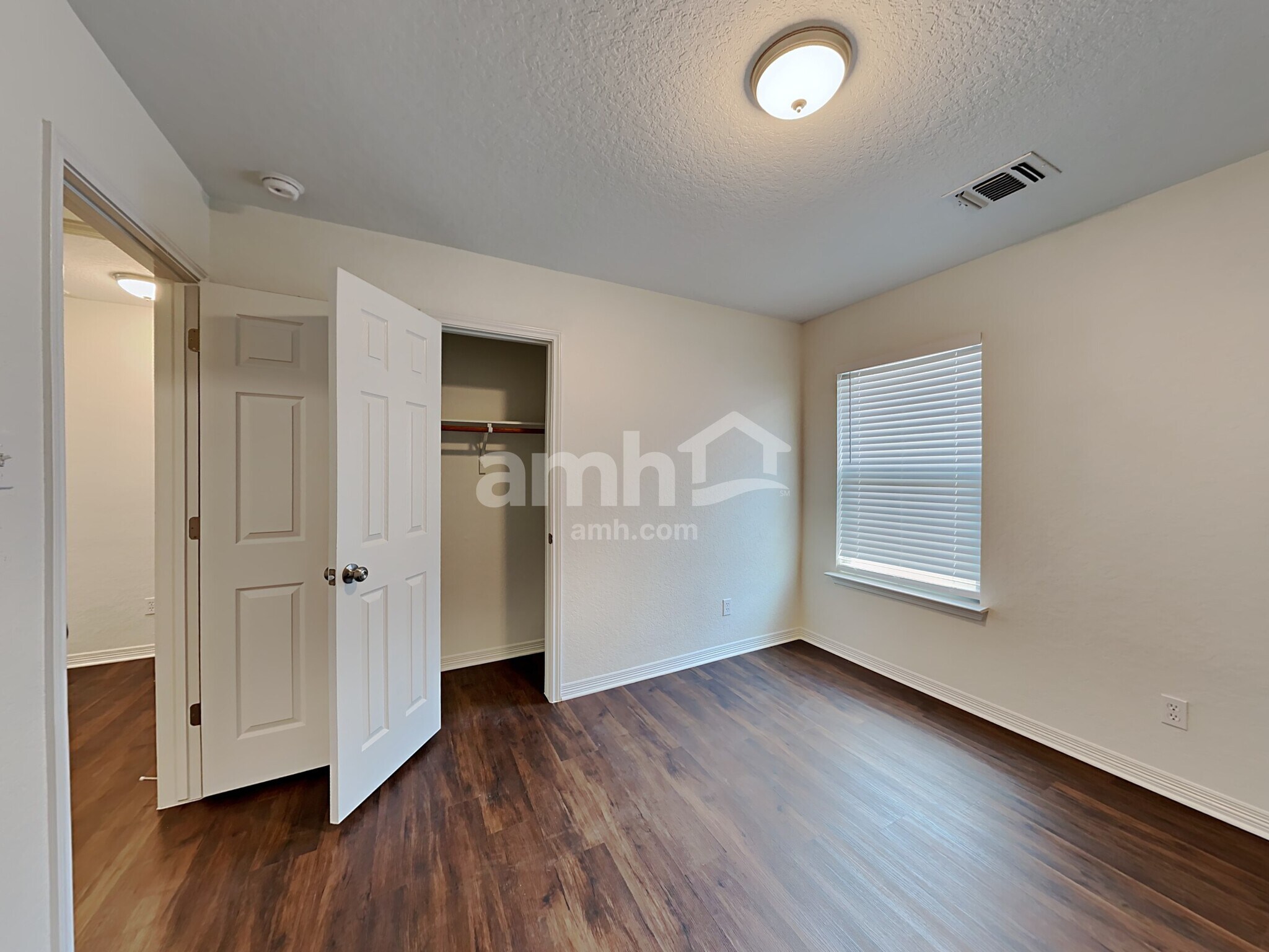 Building Photo - 9926 Sun Ml