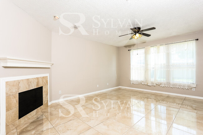 Building Photo - Make this spacious 4 Bd 2 Bath Yours Today