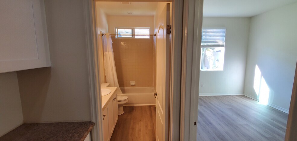 Building Photo - 1325 Juanita Ave