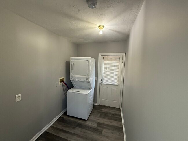 Building Photo - 142 Belmont St