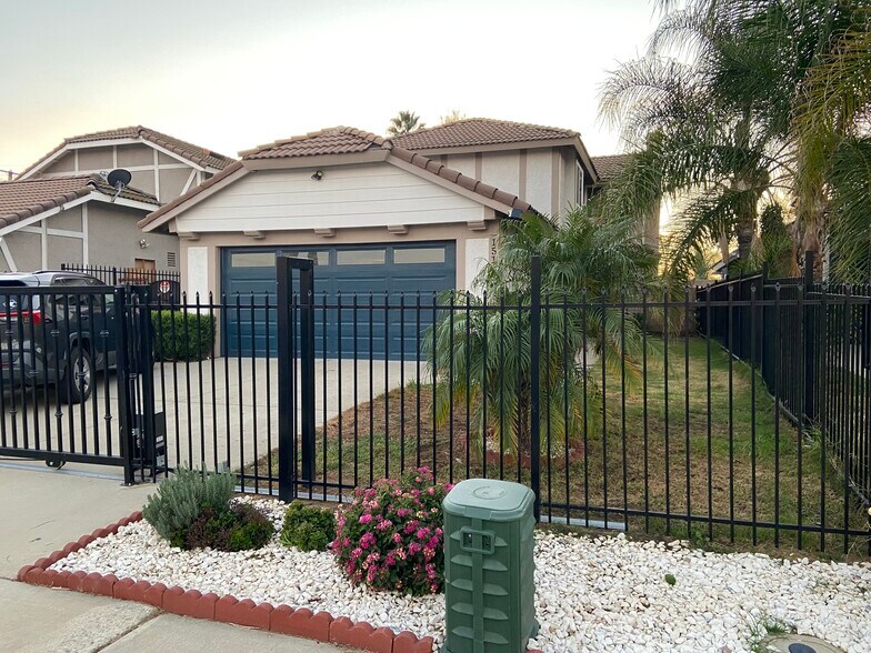 Electric gate - 15165 Paige Ave