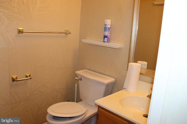 Building Photo - 323 Country Club Dr