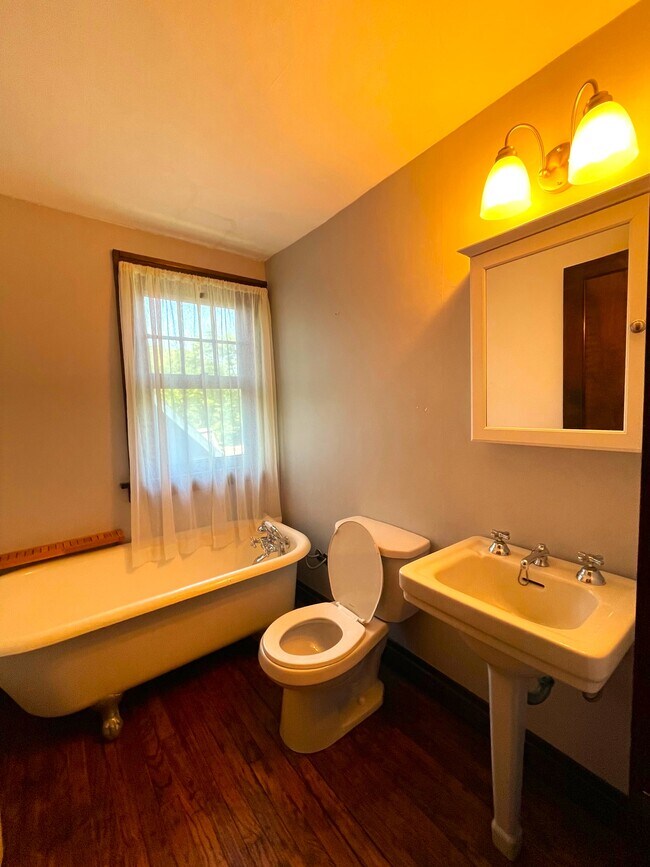 Building Photo - 3403 Dellwood Rd