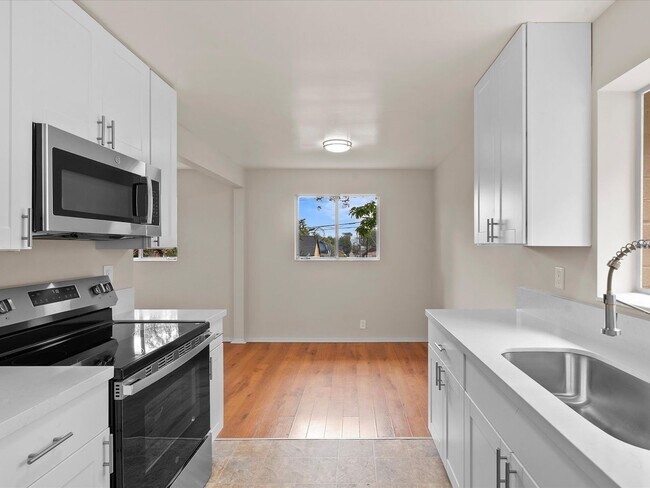 Building Photo - Move In Ready Midtown Dream Home