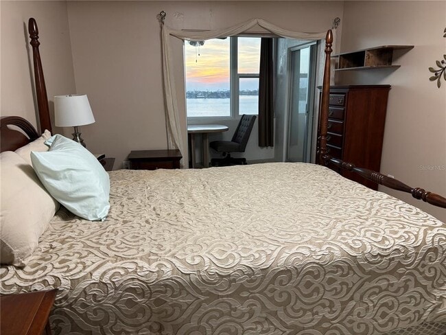 Building Photo - 4750 Cove Cir