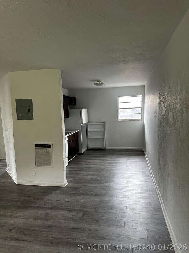 Building Photo - 1120 N Sapodilla Ave