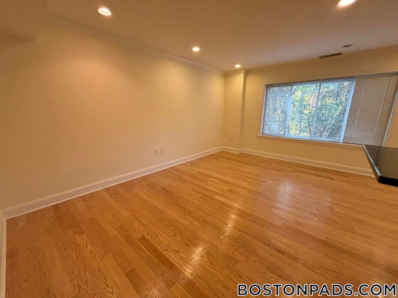 Building Photo - 182 Sherman Rd