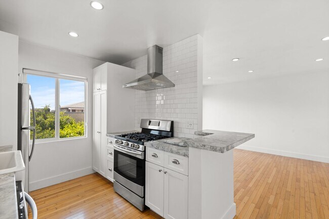 Building Photo - This beautifully updated  1 bed / 1 bath a...