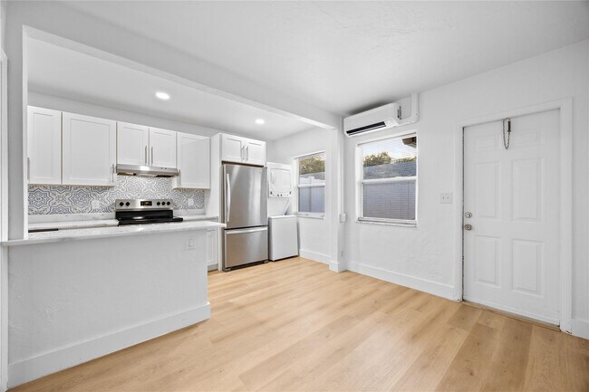 Building Photo - 412 SE 16th St