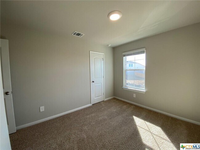 Building Photo - 154 Solitude Dr