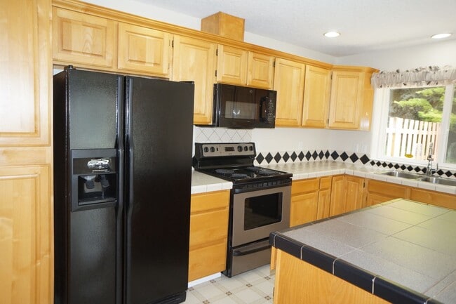 Building Photo - SE Jewel! Spacious living!