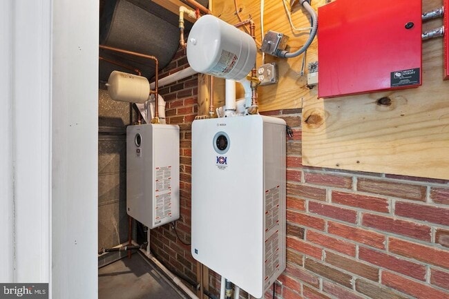 Building Photo - 9201 Rosemont Dr