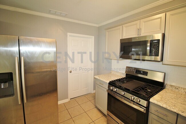 Building Photo - Tastefully Updated 2/1/1 Ready for Immediate Occupancy!