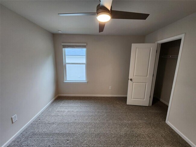 Building Photo - 235 Vly Oak Dr