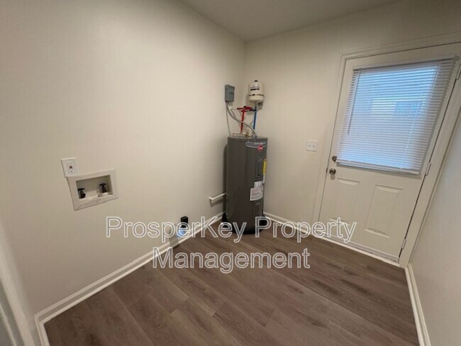 Building Photo - 205 Bonanza Dr