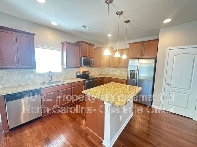 Building Photo - 3520 Larkhaven Ave SW