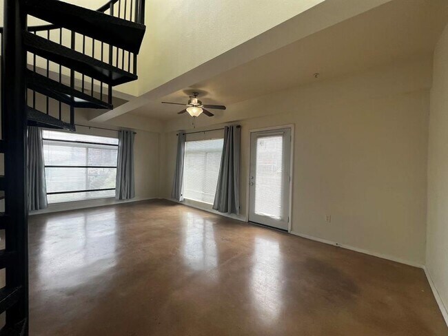 Building Photo - 910 W 25th St