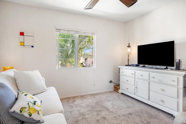 Building Photo - 520 Calle Vibrante