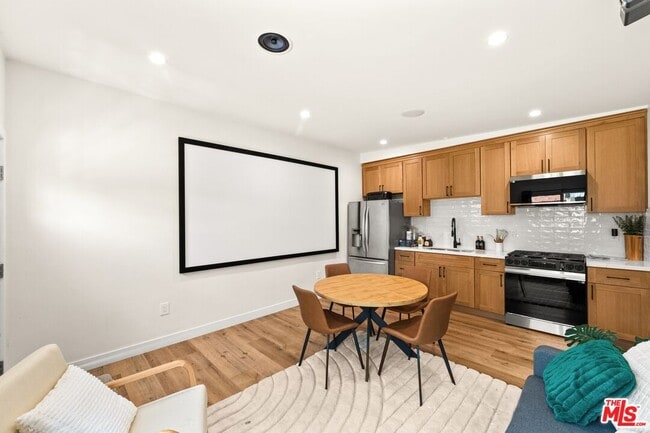 Building Photo - 3873 Roxton Ave