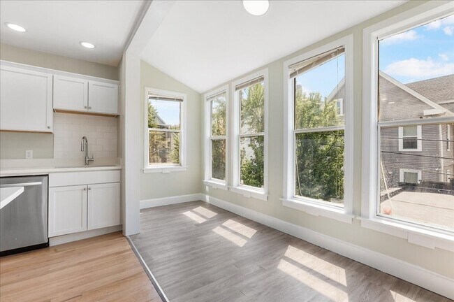 Building Photo - 16 Glenrose Rd