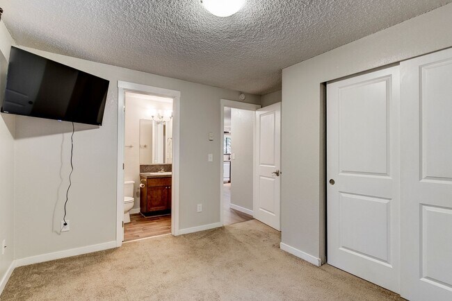 Building Photo - 2 Bedroom Ground Floor Condo