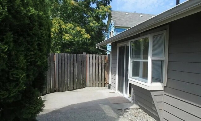 Building Photo - 507 10th St SE