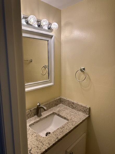 Building Photo - 1704 Fawn Vista Dr N