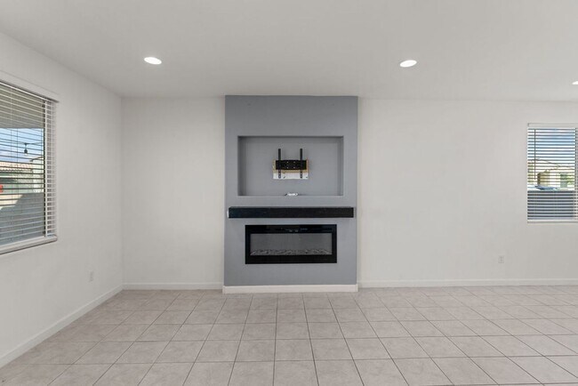 Building Photo - 4 Bedroom 2.5 Bathroom