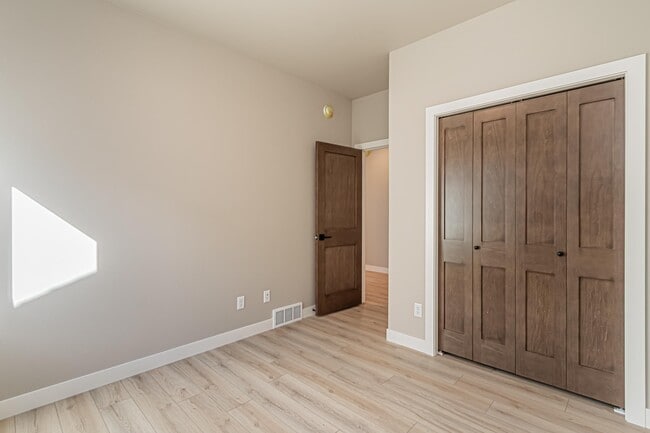 Building Photo - 5846 James Dr W