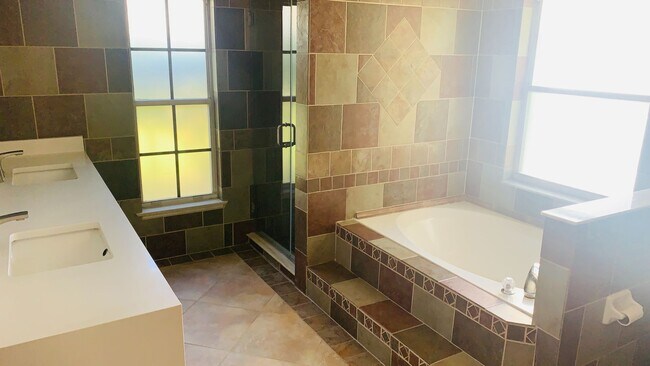 Building Photo - Lovely 4/2 in the Gated Lake Fisher Estate...