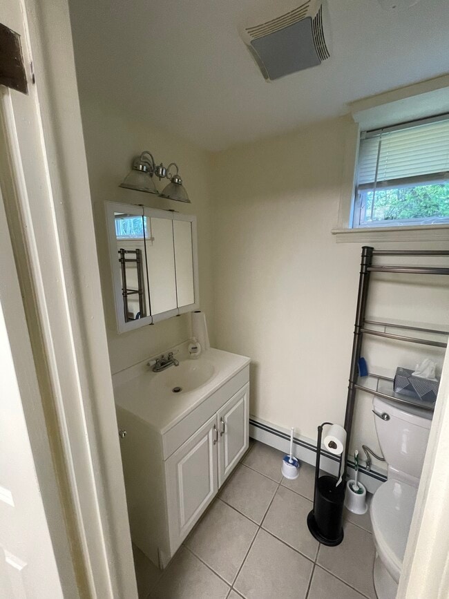 Building Photo - 33 Chestnut St