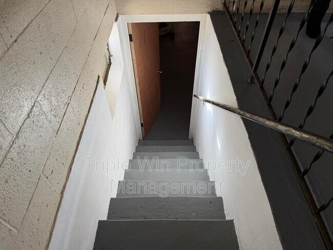 Building Photo - 2408 Caverhill Dr