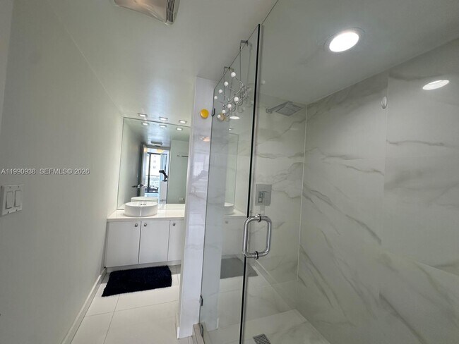 Building Photo - 2555 Collins Ave