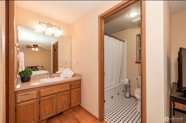 Master bath - 4100 Songbird Ln NW