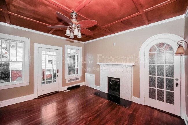 Building Photo - 332 W McLelland Ave