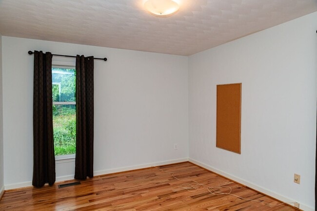 Building Photo - New Listing!