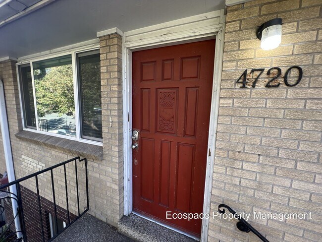 Primary Photo - Bright & Beautiful 2-bedroom 1 Bath Across...