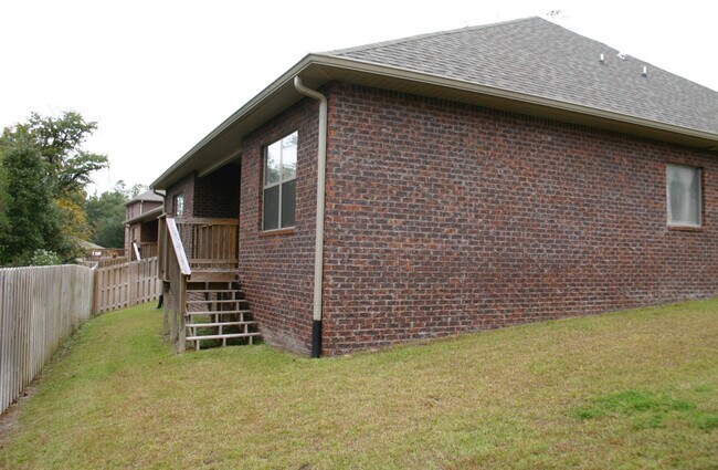 Building Photo - Great South Crestview Location!