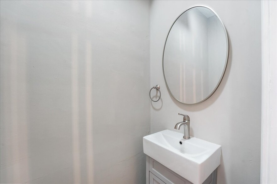 Powder Room - 5703 Willows Ave