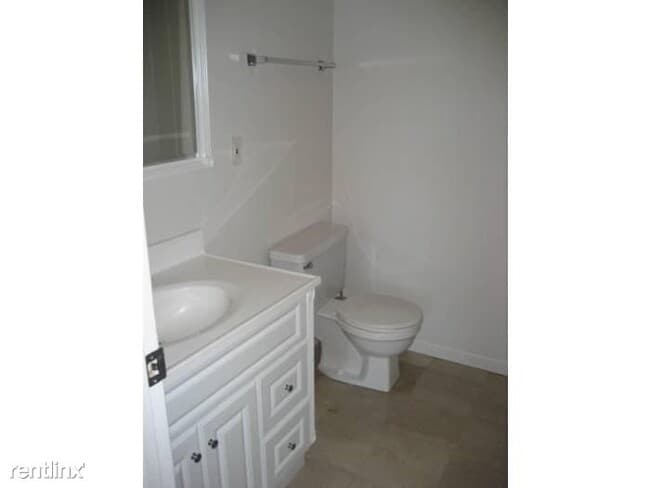 Building Photo - 2 br, 1.5 bath Condo - 5565 E Evergreen Blvd