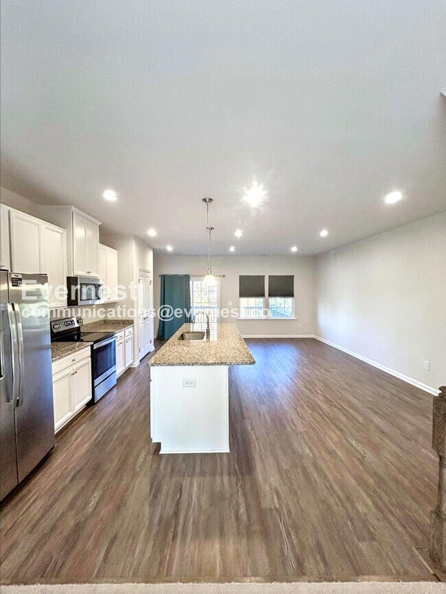 Building Photo - 4 Bed/3.5 Bath Townhome with Garage / Pet-...