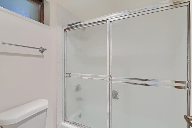 Building Photo - 5390 Woodland Lakes Dr