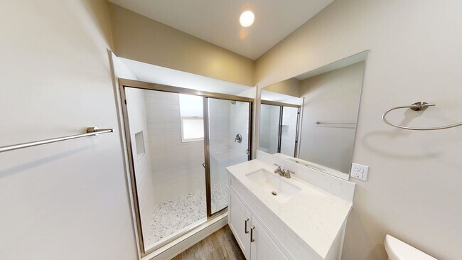 Building Photo - Beautiful home on Tipton with private yard!!